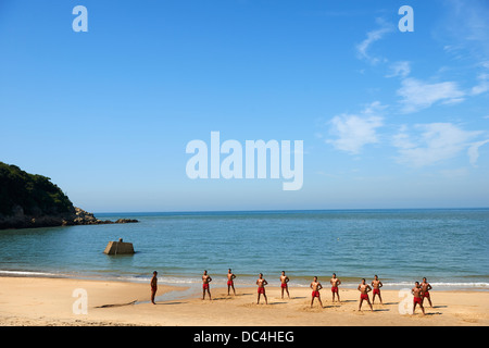 Les joints de la Marine taïwanaise, surnommé 'train' hommes-grenouilles et de faire les exercices pour rester en forme sur la plage de l'île de Matsu Nangan. Banque D'Images