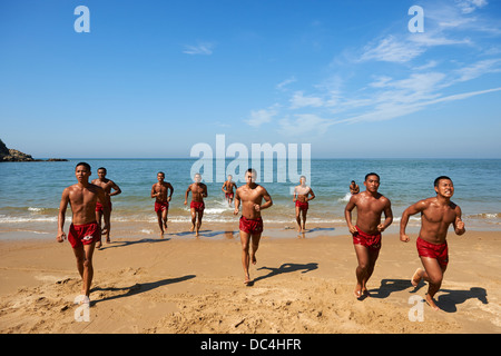 Les joints de la Marine taïwanaise, surnommé 'train' hommes-grenouilles et de faire les exercices pour rester en forme sur la plage de l'île de Matsu Nangan. Banque D'Images