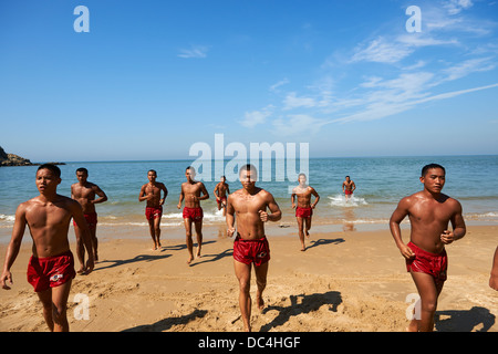 Les joints de la Marine taïwanaise, surnommé 'train' hommes-grenouilles et de faire les exercices pour rester en forme sur la plage de l'île de Matsu Nangan. Banque D'Images