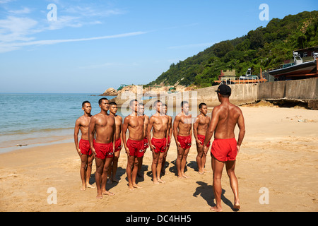 Les joints de la Marine taïwanaise, surnommé 'train' hommes-grenouilles et de faire les exercices pour rester en forme sur la plage de l'île de Matsu Nangan. Banque D'Images