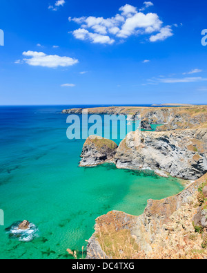 Vue d'été le long de falaises avec Carnewas Cornwall Angleterre Bedruthan Steps en arrière-plan. Banque D'Images