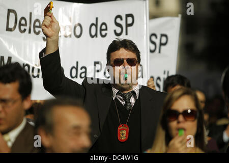 Sao Paulo, Brésil. Le 08 août, 2013. Les délégués et les policiers de l'Etat de São Paulo mars s'est tenue à la ville centrale, dans l'action pour de meilleurs salaires et conditions de travail pour la catégorie. FERNANDJES ROBSON PHOTO/CONTUEUDO ESTADAO : dpa Crédit photo alliance/Alamy Live News Banque D'Images