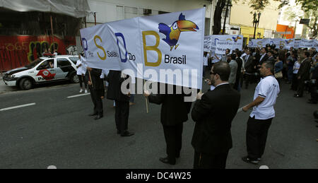 Sao Paulo, Brésil. Le 08 août, 2013. Les délégués et les policiers de l'Etat de São Paulo mars s'est tenue à la ville centrale, dans l'action pour de meilleurs salaires et conditions de travail pour la catégorie. FERNANDJES ROBSON PHOTO/CONTUEUDO ESTADAO : dpa Crédit photo alliance/Alamy Live News Banque D'Images