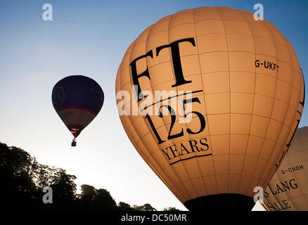 Bristol, Royaume-Uni. 09Th Aug 2013. Le Financial Times hot air balloon attend de décoller au Bristol International Balloon Fiesta. L'événement annuel attire des milliers de spectateurs pour regarder les aérostiers du monde entier prendre le ciel au-dessus de la ville. 9 Août 2013 Crédit : Adam Gasson/Alamy Live News Banque D'Images