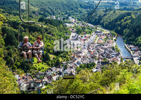 Un couple prenez le télésiège à château de Vianden au Luxembourg, avec une vue sur le village et la rivière Nos ci-dessous. Banque D'Images