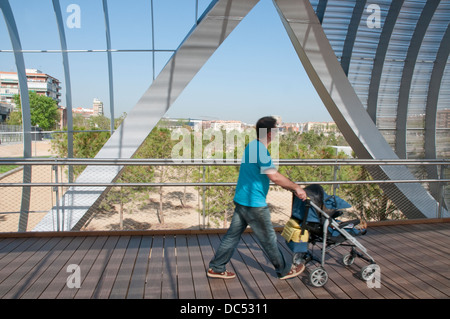 L'homme avec son enfant à Perrault pont. Parc de Rio de Madrid, Madrid, Espagne. Banque D'Images