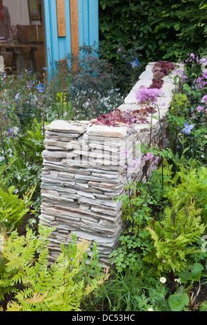 Les murs en pierre sèche sculpturale avec -dans les hôtels et planté de sempervivum Banque D'Images