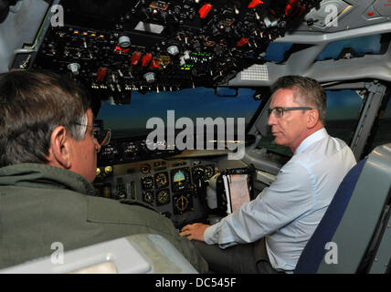 Le ministre fédéral allemand de la Défense, Thomas de Maizière, est assis dans la cabine de pilotage d'un AWACS de l'OTAN, le 8 août 2013, au cours d'une visite à la base aérienne de l'OTAN à Geilenkirchen, en Allemagne. Banque D'Images