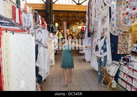 Exclusif - chanteuse soprano Anna Maria Kaufmann s'intéresse à la décoration colorée, blouses brodées traditionnelles au cours d'une balade dans le grand marché couvert de Budapest, Hongrie, 05 août 2013. En ce moment, Anna Maria Kaufmann est en train de répéter pour le rôle principal dans 'UNE Csardaskiralyno» avec l'Opérette de Budapest qui sera présentée au cours de la festival Seefestspiele à la Waldbühne à Berlin le 17 août 2013. Photo : Jens Kalaene Banque D'Images