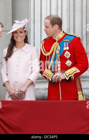 Catherine, duchesse de Cambridge (L) et le Prince William, duc de Cambridge se tenir sur le balcon du palais de Buckingham au cours de la T Banque D'Images