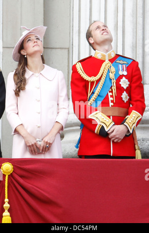Catherine, duchesse de Cambridge (L) et le Prince William, duc de Cambridge se tenir sur le balcon du palais de Buckingham au cours de la T Banque D'Images