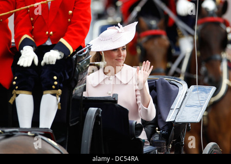 Catherine, duchesse de Cambridge retourne au palais de Buckingham la jachère la parade la cérémonie des couleurs le 15 juin, 2013 Banque D'Images