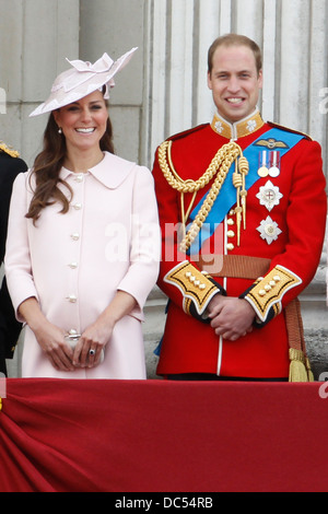 Catherine, duchesse de Cambridge (L) et le Prince William, duc de Cambridge se tenir sur le balcon du palais de Buckingham au cours de la T Banque D'Images