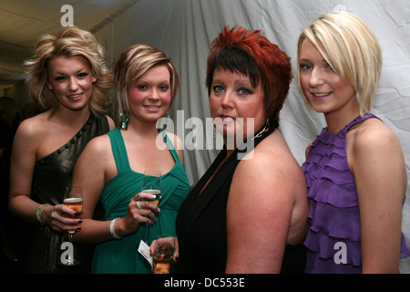 Gary Newlove dîner de charité au stade Halliwell Jones, Warrington. Helen Newlove et ses filles. Photo : Chris Bull Banque D'Images