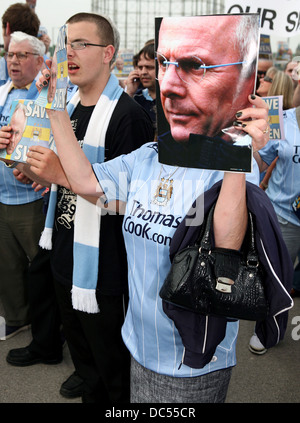 Manchester City fans de démontrer leur soutien à Sven à l'extérieur de la ville de Manchester stadium. Photo : Chris Bull Banque D'Images