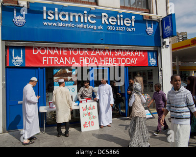 Don de bienfaisance islamique de collections à Eid Mubarak, à la fin du Ramadan, par l'East London Mosque à Whitechapel. Banque D'Images