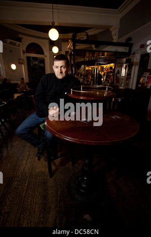 Paul Heaton au Kings Arms , Bloom Street , Salford . Paul a acheté la pub où il avait l'habitude de voir en tant que client . Banque D'Images