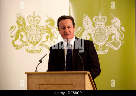 Le premier ministre David Cameron traite de personnes invitées et les membres de la presse au centre de conventions de Manchester Central Banque D'Images