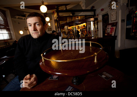 Paul Heaton au Kings Arms , Bloom Street , Salford . Paul a acheté la pub où il avait l'habitude de voir en tant que client . Banque D'Images