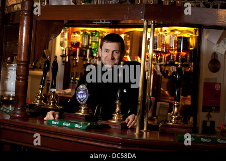 Paul Heaton au Kings Arms , Bloom Street , Salford . Paul a acheté la pub où il avait l'habitude de voir en tant que client . Banque D'Images