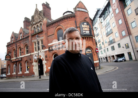 Paul Heaton au Kings Arms , Bloom Street , Salford . Paul a acheté la pub où il avait l'habitude de voir en tant que client . Banque D'Images