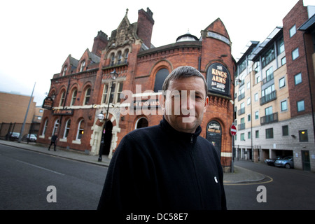 Paul Heaton au Kings Arms , Bloom Street , Salford . Paul a acheté la pub où il avait l'habitude de voir en tant que client . Banque D'Images