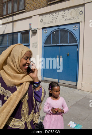 Les musulmans célèbrent l'Aïd Mubarak, à la fin du Ramadan, par l'Est de Londres à côté de la mosquée synagogue juive à Whitechapel. UK Banque D'Images