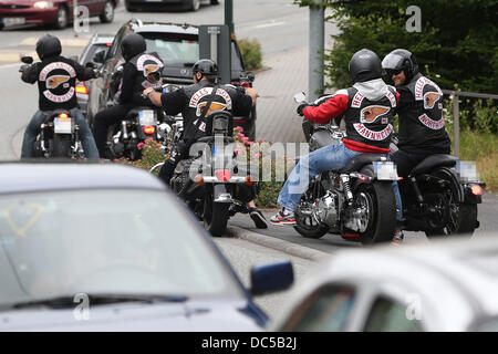 Ransbach-Baumbach, Allemagne. Le 08 août, 2013. Les membres du club de motards Hells Angels répondre à Ransbach-Baumbach, Allemagne, 08 août 2013. Les membres du club ont assisté à un enterrement. Photo : Thomas Frey/dpa/Alamy Live News Banque D'Images