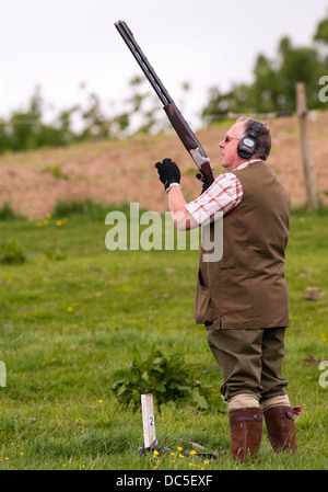 Tir d'un fusil de chasse à l'homme un jeu de simulation de tir jour d'argile Banque D'Images