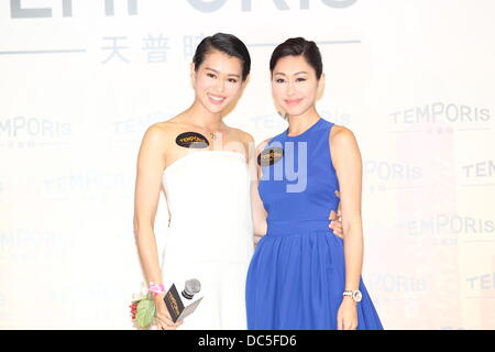 L'actrice Myolie Wu et l'actrice Nancy Wu assister à la promotion d'activtiy Temporis à Hong Kong, Chine Le jeudi Août 8,2013. Banque D'Images