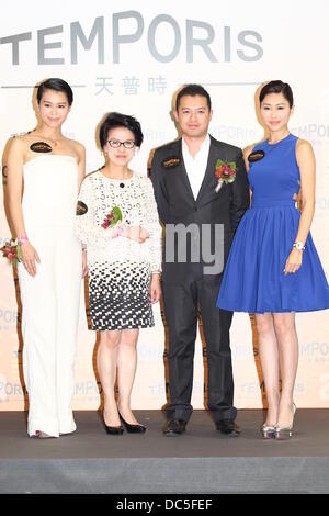 L'actrice Myolie Wu et l'actrice Nancy Wu assister à la promotion d'activtiy Temporis à Hong Kong, Chine Le jeudi Août 8,2013. Banque D'Images