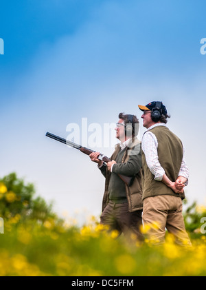 Deux hommes tirant sur un jeu de simulation et de grouse shooting shoot argile Banque D'Images