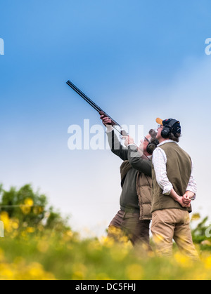 Deux hommes tirant sur un jeu de simulation et de grouse shooting shoot argile Banque D'Images