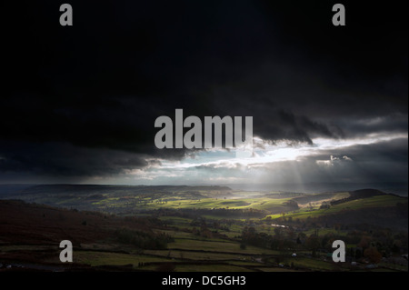 Rayons sur Big Moor dans Parc national de Peak District en automne Banque D'Images