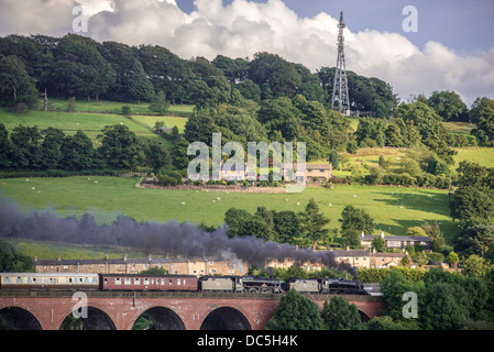 Une double rail train tour appelée le Fellsman traverse le viaduc connu sous le nom de Whalley Arches. Banque D'Images