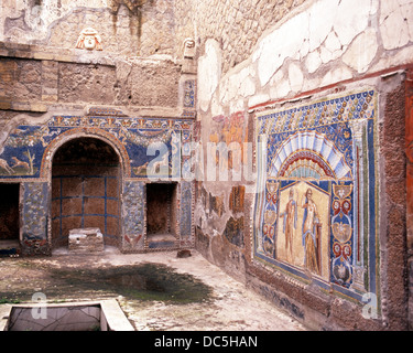 L'intérieur des ruines de l'une des villas romaines, Herculanum, près de Naples, Campanie, Italie, Europe Banque D'Images