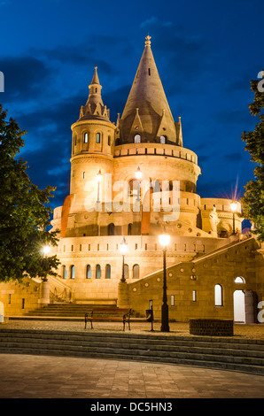 Bastion des Pêcheurs avec tours, construites en heures, au crépuscule néo-roman, Budapest, Hongrie. Banque D'Images