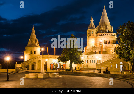 Bastion des Pêcheurs avec tours, construites en heures, au crépuscule néo-roman, Budapest, Hongrie. Banque D'Images