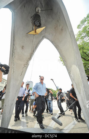 Oliver Stone, Aug 05, 2013 : Hiroshima, Japon : réalisateur Oliver Stone promenades autour du dôme de la Bombe Atomique et Hiroshima Peace Memorial Park à Hiroshima, Japon, le 5 août 2013. Banque D'Images