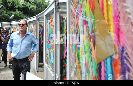 Oliver Stone, Aug 05, 2013 : Hiroshima, Japon : réalisateur Oliver Stone promenades autour du dôme de la Bombe Atomique et Hiroshima Peace Memorial Park à Hiroshima, Japon, le 5 août 2013. Banque D'Images