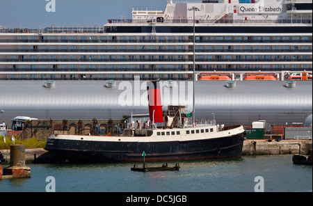 Calshot et Cunard Queen Elizabeth, quais de Southampton, Southampton, Hampshire, Angleterre Banque D'Images