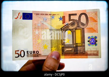 Main tenant cinquante euro banknote Banque D'Images