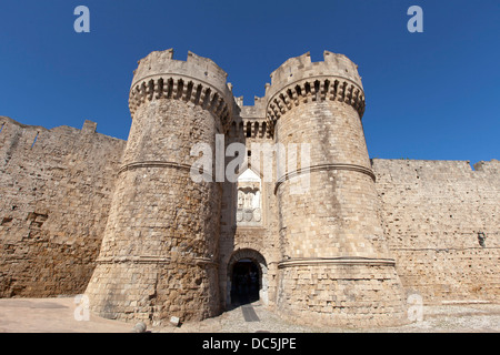 Marine Gate (Porte de la mer aussi) à la vieille ville de Rhodes, en Grèce. Banque D'Images