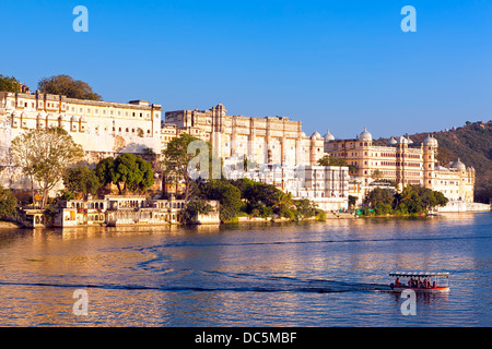 City Palace, le lac Pichola, Udaipur, Rajasthan, Inde, Asie Banque D'Images