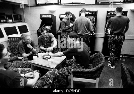 En dehors des heures de service des soldats britanniques dans mess à Dungannon barracks County Tyrone Irlande du Nord 1993 Banque D'Images