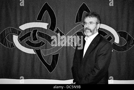 Le président du Sinn Fein Gerry Adams se distingue par une conception celtique à Dungloe County Donegal Irlande en 2003 Banque D'Images