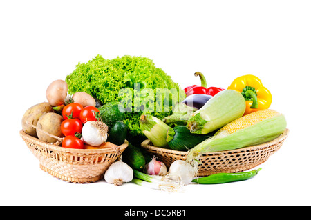 Les légumes frais biologiques dans un panier isolé sur fond blanc Banque D'Images