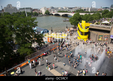 Apparaissant sur les fontaines Chambres Southbank. Pendant les mois d'été, à l'extérieur du Royal Festival Hall vous pouvez jouer dans ces locaux créés par des murs d'eau. L'artiste danois Jeppe Hein's sculpture aquatique chambres était à l'origine commandé qui apparaît pour le jardin de la Villa Manin, Italie. Inspiré par la villa baroque, il a conçu une fontaine ornementale qui combine la sculpture, l'architecture, et de la technologie et de l'espièglerie invite les visiteurs d'interagir avec l'évolution des espaces créés par la hausse et la chute des murs d'eau. Banque D'Images