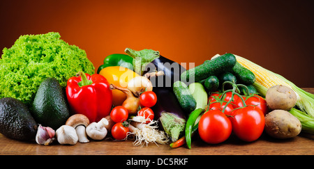 Nature morte à la pile de légumes biologiques frais Banque D'Images