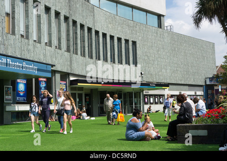 Le gazon artificiel posées en dehors de la Churchill Theatre Bromley, financé par le maire de Londres Londres extérieure Fonds. Banque D'Images